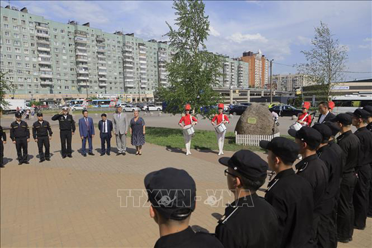 Lễ đặt hoa tưởng nhớ Chủ tịch Hồ Chí Minh tại Saint Petersburg, LB Nga. Ảnh: Trần Hiếu/Pv TTXVN tại Nga