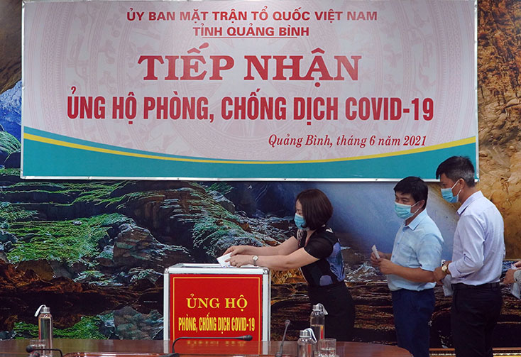 Cán bộ UBMTTQVN tỉnh ủng hộ Quỹ phòng chống Covid-19 tỉnh.