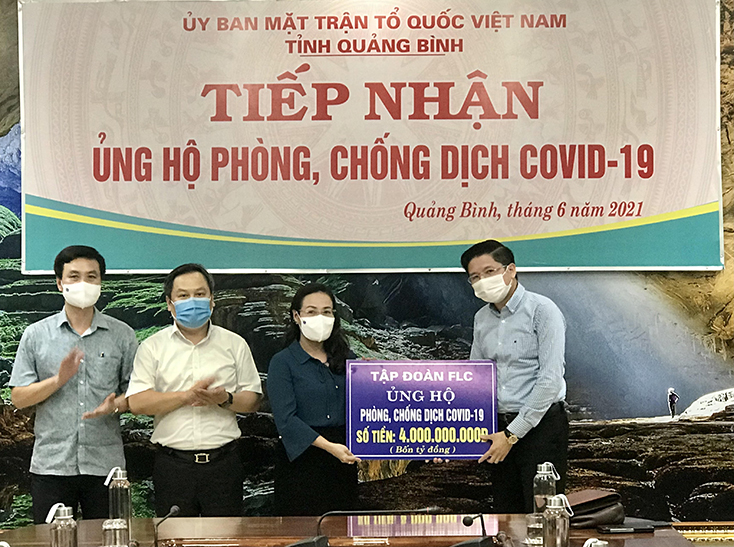 Đồng chí Bí thư Tỉnh ủy Vũ Đại Thắng, đồng chí Chủ tịch Ủy ban MTTQVN tỉnh Phạm Thị Hân và lãnh đạo Sở Y tế tiếp nhận số tiền ủng hộ 4 tỷ đồng từ Tập đoàn FLC.