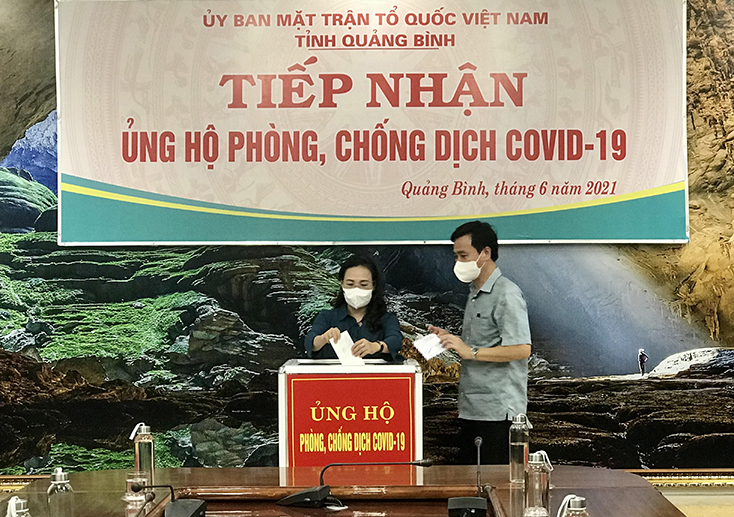 Đồng chí Chủ tịch Ủy ban MTTQVN tỉnh Phạm Thị Hân tham gia ủng hộ Quỹ phòng, chống dịch Covid-19 tỉnh.