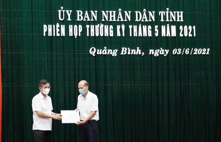 Đồng chí Chủ tịch  UBND tỉnh Trần Thắng trao số tiền các đại biểu tham dự tại phiên họp ủng hộ quỹ phòng, chống dịch Covid-19 cho Ủy ban MTTQVN tỉnh.