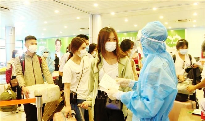  Người dân thực hiện khai báo y tế theo hướng dẫn tại Cảng hàng không Đồng Hới (Quảng Bình). Ảnh: TTXVN
