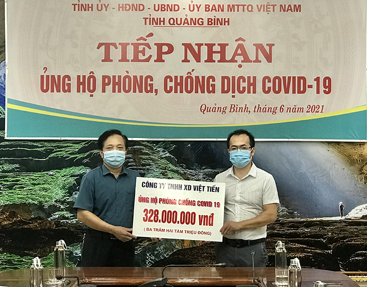 Đại diện lãnh đao Ủy ban MTTQVN tỉnh tiếp nhận số tiền ủng hộ từ Công ty TNHH XD Việt Tiến.