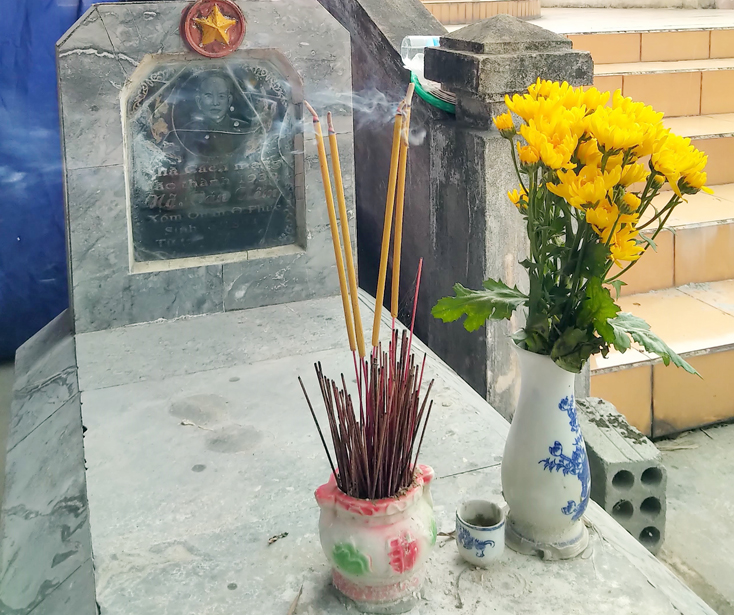 Phần mộ cụ Cả Yêm tại Nghĩa trang liệt sỹ phường Quảng Phúc. 