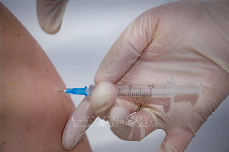 Nhân viên y tế tiêm chủng vaccine ngừa COVID-19 Sputnik V cho người dân tại Moskva, Nga. Ảnh: AFP/TTXVN