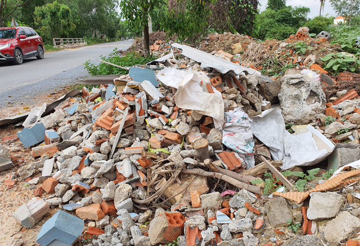 Chủ tịch UBND các xã, phường, thị trấn chịu trách nhiệm trước Chủ tịch UBND cấp huyện nếu để xảy ra tình trạng vứt, đổ rác thải không đúng nơi quy định.