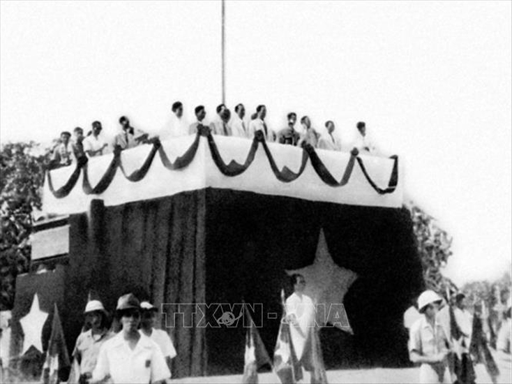 Ngày 2-9-1945, tại Quảng trường Ba Đình - Hà Nội, Chủ tịch Hồ Chí Minh đọc “Tuyên ngôn Độc lập”, tuyên bố sự ra đời của nước Việt Nam Dân chủ Cộng hòa. Ảnh: Tư liệu TTXVN