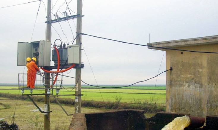 Công nhân PC Quảng Bình kiểm tra trạm biến áp cấp điện phục vụ các trạm bơm nước trên địa bàn huyện Quảng Ninh.