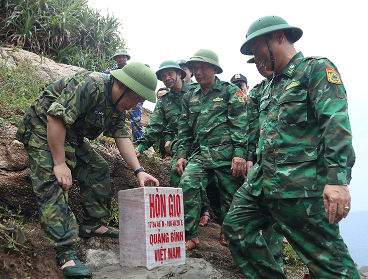 Đồng chí Bí thư Tỉnh ủy Vũ Đại Thắng và các thành viên đoàn công tác đặt viên đá chủ quyền tại đảo Hòn Gió.