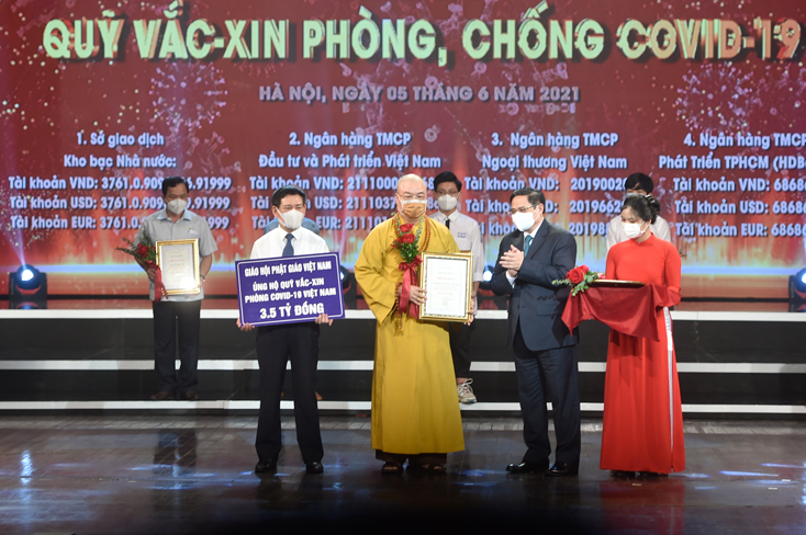 Thủ tướng Chính phủ Phạm Minh Chính trao chứng nhận, hoa cảm ơn Hòa Thượng Thích Thanh Nhiễu, Phó Chủ tịch Thường trực Hội đồng Trị sự Trung ương Giáo hội Phật Giáo Việt Nam. Ảnh VGP