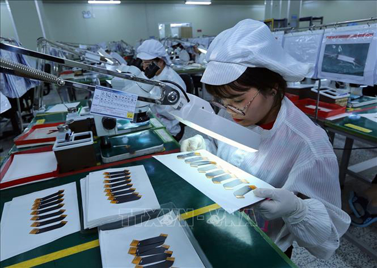 Dây chuyền kiểm tra bảng mạch điện tử tại một doanh nghiệp của Hàn Quốc tại khu công nghiệp Yên Phong. Ảnh minh họa: Danh Lam/TTXVN