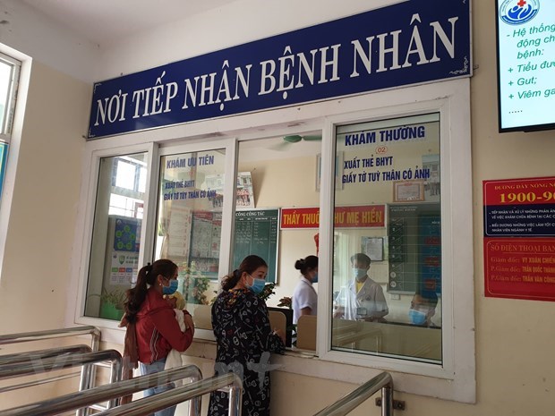  Người dân đăng ký khám chữa bệnh bảo hiểm y tế. (Ảnh: Vietnam+)