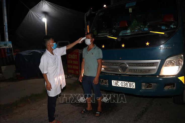 Kiểm soát chặt chẽ người và phương tiện vào địa bàn huyện Thanh Hà thu mua vải thiều. Ảnh: Mạnh Tú/TTXVN