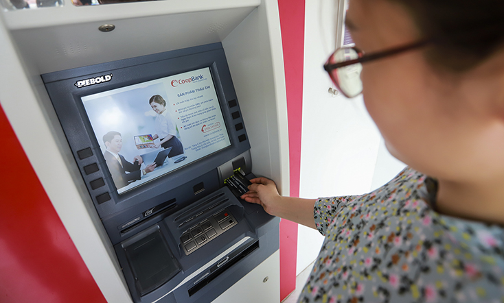 Khách hàng giao dịch tại máy rút tiền tự động của Ngân hàng Hợp tác xã Việt Nam