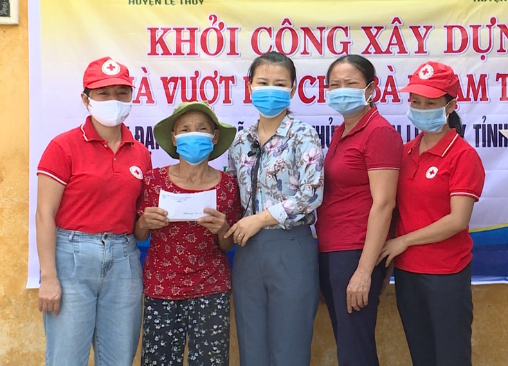 Đại diện các tổ chức, nhà tài trợ trao tiền làm nhà cho bà Phạm Thị Huế