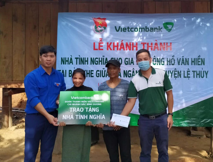Đại diện Huyện đoàn Lệ Thủy và Đoàn Ngân hàng Vietcombank trao nhà tình nghĩa cho gia đình anh Hồ Văn Hiền