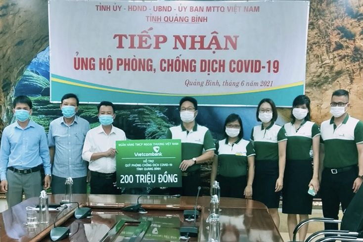 Đại diện lãnh đao Ủy ban MTTQVN tỉnh tiếp nhận số tiền ủng hộ từ Ngân hàng TMCP Ngoại thương Việt Nam, Chi nhánh Quảng Bình.