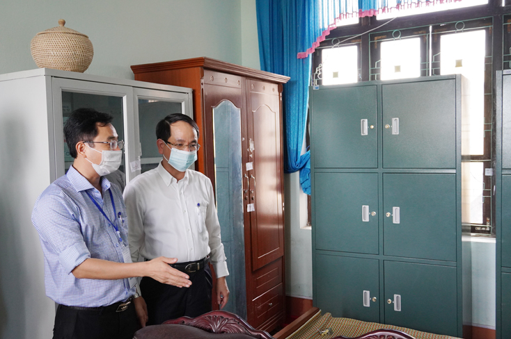 Đồng chí Phó Chủ tịch UBND tỉnh Phan Mạnh Hùng kiểm tra phòng bảo vệ đề thi tại điểm thi Trường THPT Quảng Ninh