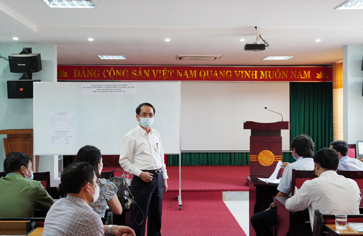 Đồng chí Phó Chủ tịch UBND tỉnh Phan Mạnh Hùng phát biểu, động viên các thành viên điểm thi Trường THPT chuyên Võ Nguyên Giáp