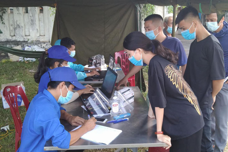 Các tình nguyện viên hỗ trợ chốt phòng chống dịch Covid-19, ở phía Bắc tỉnh