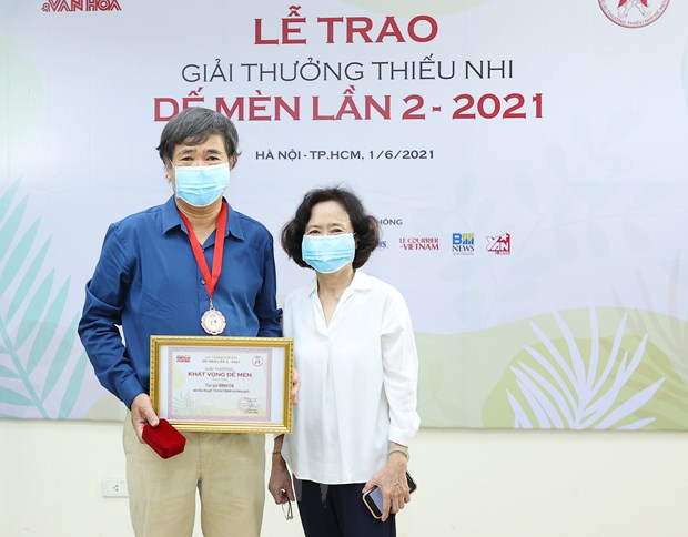  Tác giả Bình Ca và vợ tại lễ trao giải. (Ảnh: Hòa Nguyễn/Vietnam+)