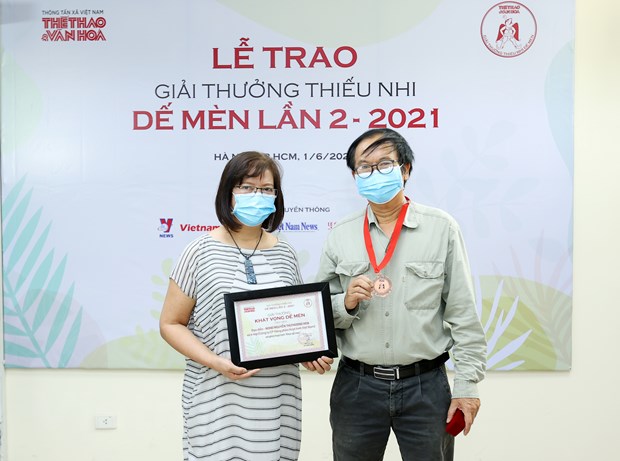  Nghệ sỹ nhân dân Phương Hoa và biên kịch Phan Đức Tuấn nhận giải thưởng cho phim  