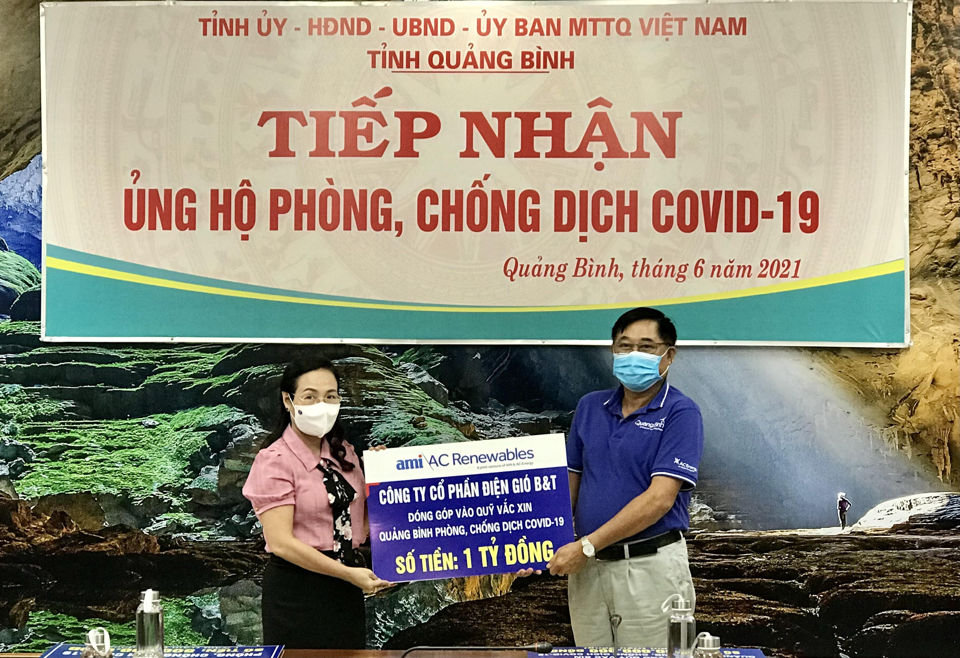 Đồng chí Chủ tịch Ủy ban MTTQVN tỉnh Phạm Thị Hân tiếp nhận ủng số tiền ủng hộ từ Công ty CP Điện gió B&T. 