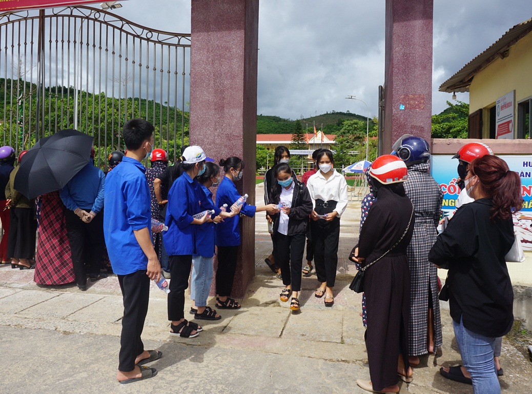 Đội thanh niên tình nguyện phát nước suối và khẩu trangmiễn phí cho các thí sính dự thi tại Hội đồng thi Trường PTTH Minh Hóa.