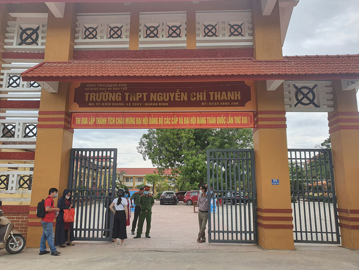 Công tại an ninh tại khu vực thi Trường THPT Nguyễn Chí Thanh được thắt chặt.