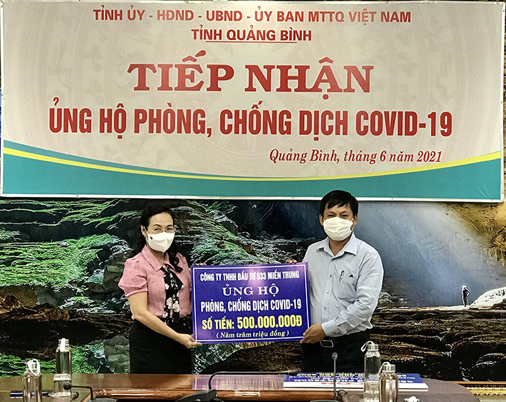 Đồng chí Chủ tịch Ủy ban MTTQVN tỉnh Phạm Thị Hân tiếp nhận số tiền ủng hộ từ Công ty TNHH Đầu tư 533 miền Trung.