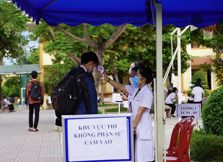 Thí sinh dự thi tại điểm thi Trường THPT Phan Đình Phùng được phân luồng ngay từ cổng trường đều được đo thân nhiệt.