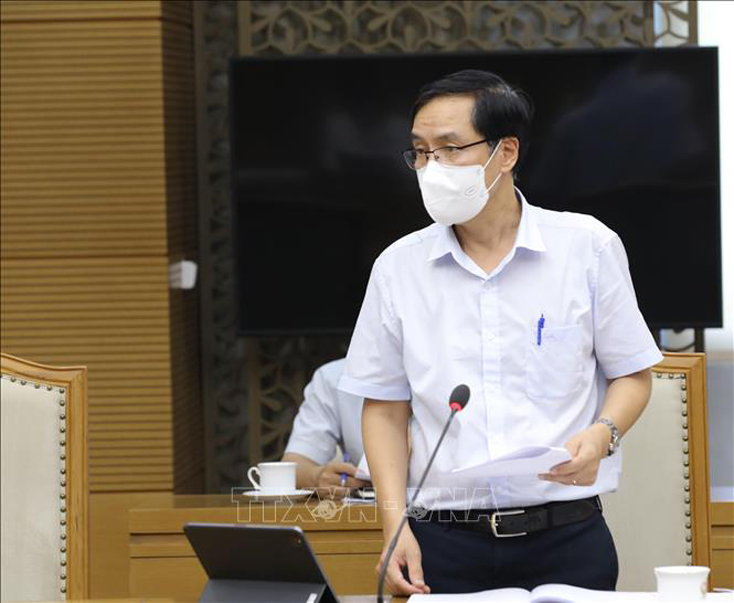 Cục trưởng Cục Y tế dự phòng, Bộ Y tế Đặng Quang Tấn Báo cáo tại cuộc họp. Ảnh: Nguyễn Điệp/TTXVN