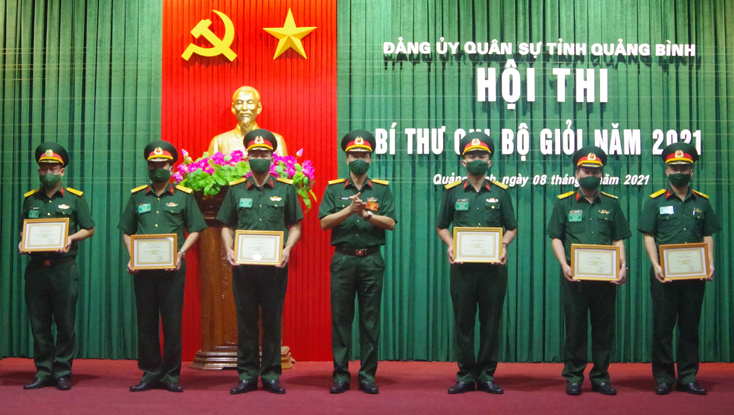 Thượng tá Đinh Xuân Hướng, Ủy viên Ban Thường vụ Đảng ủy quân sự tỉnh, Phó Chính ủy bộ Chỉ huy quân sự tỉnh trao giải ba cho các thí sinh.