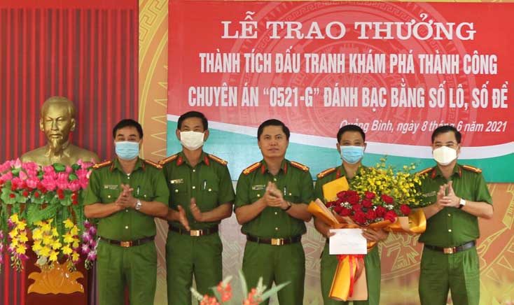 Đại tá Nguyễn Tiến Hoàng Anh, Phó Giám đốc Công an tỉnh, Thủ trưởng Cơ quan Cảnh sát điều tra, Công an tỉnh trao thưởng 20 triệu đồng và tặng hoa chúc mừng Ban Chuyên án.