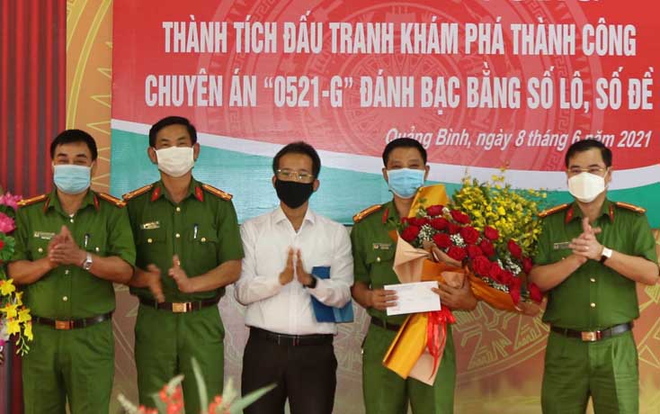 Lãnh đạo Công ty Xổ số kiến thiết Quảng Bình trao thưởng 20 triệu đồng và tặng hoa chúc mừng Ban Chuyên án.