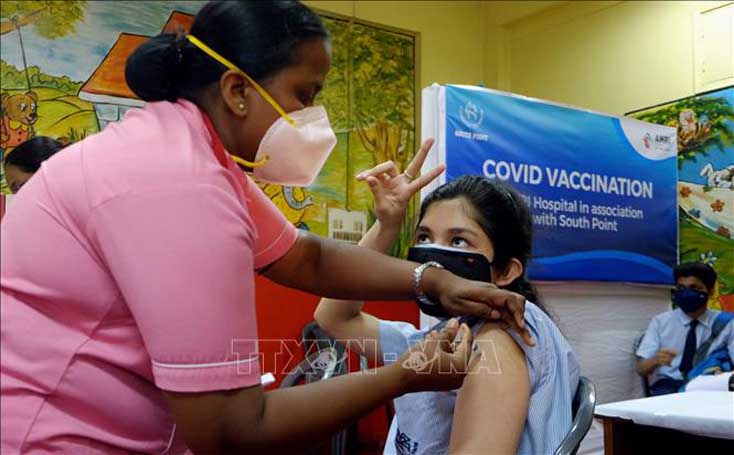 Nhân viên y tế tiêm vaccine ngừa COVID-19 cho người dân tại Kolkata, Ấn Độ ngày 6-6-2021. Ảnh: THX/TTXVN