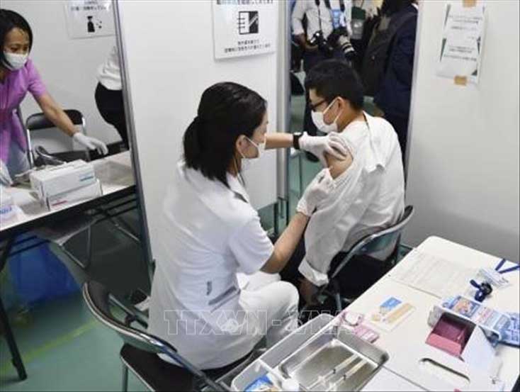 Một nhân viên cứu hỏa được tiêm vaccine ngừa COVID-19 tại trung tâm tiêm chủng ở chợ cá Tsukiji, thuộc Tokyo, Nhật Bản ngày 8-6-2021. Ảnh: Kyodo/TTXVN