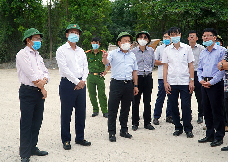 Đồng chí Bí thư Tỉnh ủy Vũ Đại Thắng và các thành viên đoàn công tác kiểm tra mỏ nguyên liệu tại xã Vạn Ninh