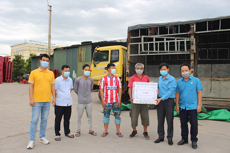 Lãnh đạo LĐLĐ tỉnh trao quà hỗ trợ phòng, chống dịch bệnh Covid-19 cho đoàn viên, người lao động Công ty TNHH Vương Thuận.