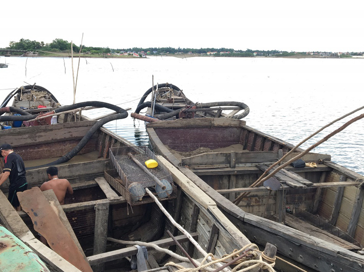 2 thuyền khai thác cát trái phép trên sông Long Đại đang được Công an huyện Quảng Ninh tạm giữ để xử lý.
