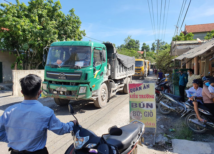 Người dân bức xúc chặn xe tải chở vật liệu xây dựng chạy qua khu vực dân cư ở xã Trường Xuân.