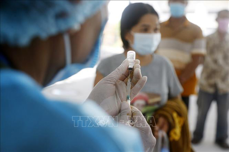 Nhân viên y tế chuẩn bị tiêm vaccine phòng COVID-19 cho người dân tại Phnom Penh, Campuchia. Ảnh: THX/TTXVN