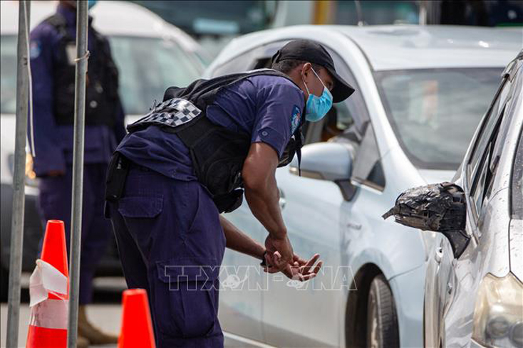 Một trạm kiểm tra của cảnh sát để nhắc nhở người dân tuân thủ các biện pháp phòng dịch COVID-19 tại Suva, Fiji. Ảnh: TTXVN phát