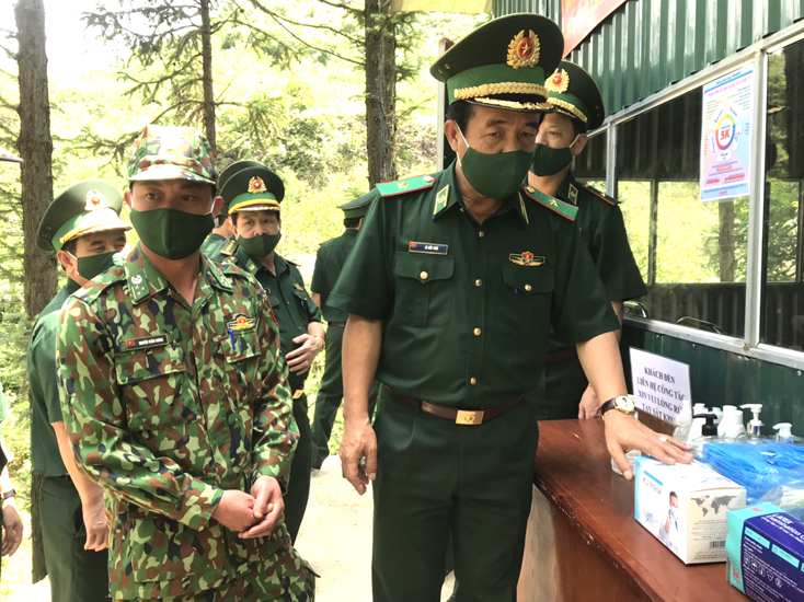Thiếu tướng Lê Đức Thái, Tư lệnh BĐBP thăm và kiểm tra chốt quản lý bảo vệ biên giới, phòng chống COVID-19 tại Cao Bằng. Ảnh: BĐBP cung cấp