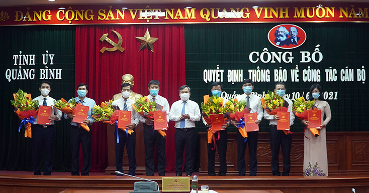 Đồng chí Bí thư Tỉnh ủy Vũ Đại Thắng trao quyết định và tặng hoa chúc mừng các đồng chí cán bộ được bổ nhiệm.