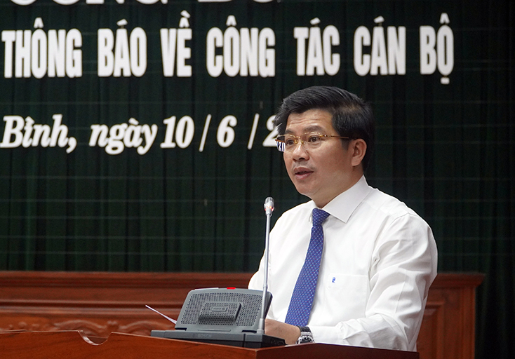 Đồng chí Trần Vũ Khiêm, Ủy viên Ban Thường vụ, Trưởng ban Tổ chức Tỉnh ủy công bố các quyết định, thông báo về công tác cán bộ.