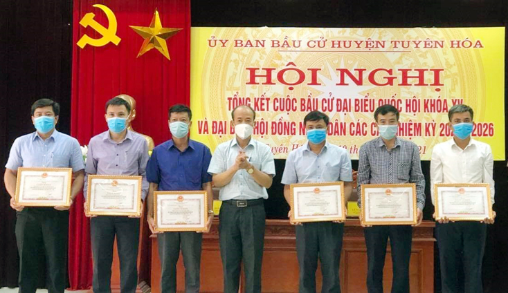  Lãnh đạo huyện Tuyên Hóa tặng giấy khen cho các tập thể, cá nhân.