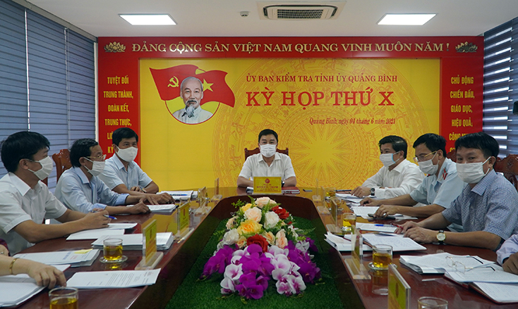 Đồng chí Đinh Hữu Thành, Ủy viên Ban Thường vụ, Chủ nhiệm UBKT Tỉnh ủy điều hành phiên họp.