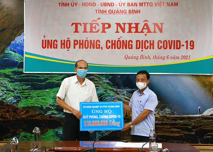 Đồng chí Mai Văn Minh, Giám đốc Sở NN-PTNT trao tiền ủng hộ Quỹ Phòng, chống dịch Covid-19 tỉnh.