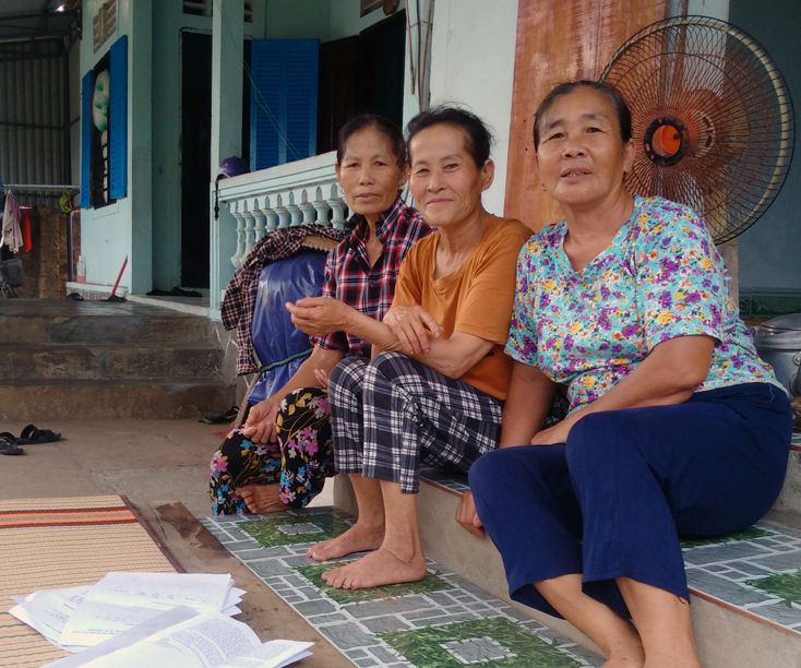 Bà Đồng Thị Bình (người ngoài cùng bên phải) và một số hộ dân thôn Trung Vũ vẫn còn rất  